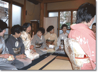一息いれて談笑する春藤会会員